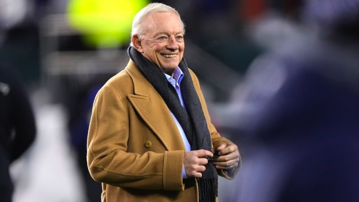 Jerry Jones on Sideline