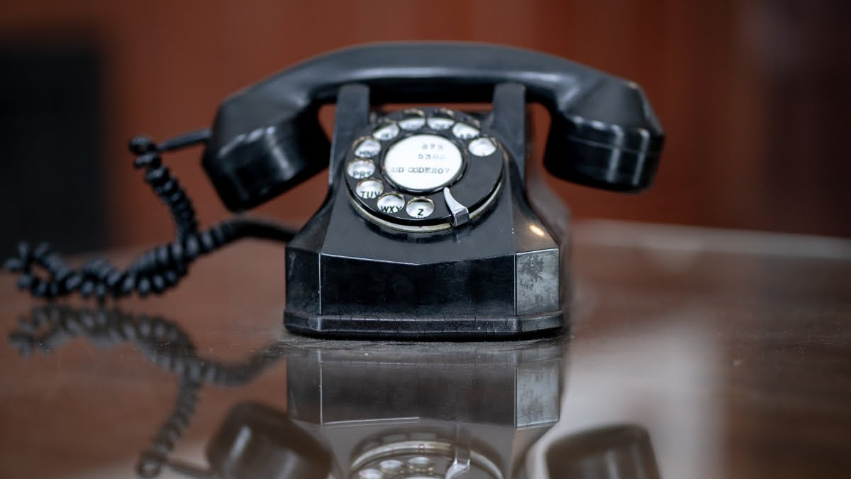 A photo of a rotary phone