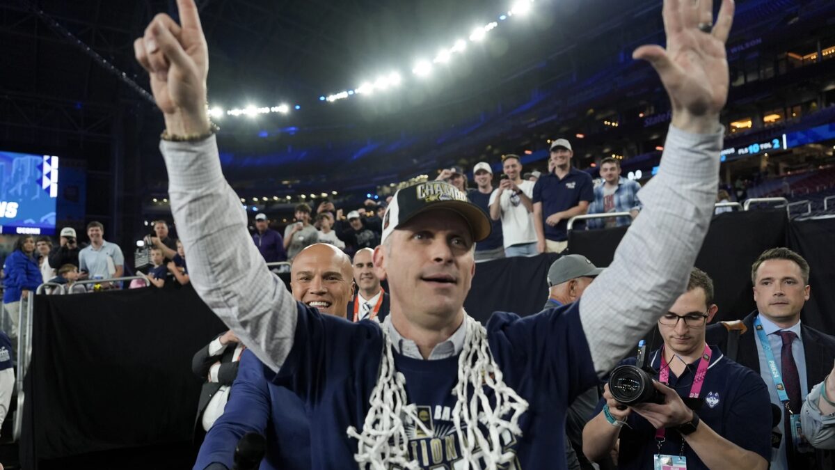 Photo of UConn head basketball coach Dan Hurley