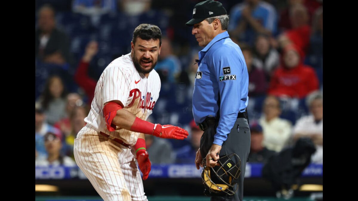 Photo of umpire Angel Hernandez and Kyle Scwarber